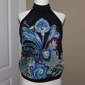 Sleeveless pleated top.